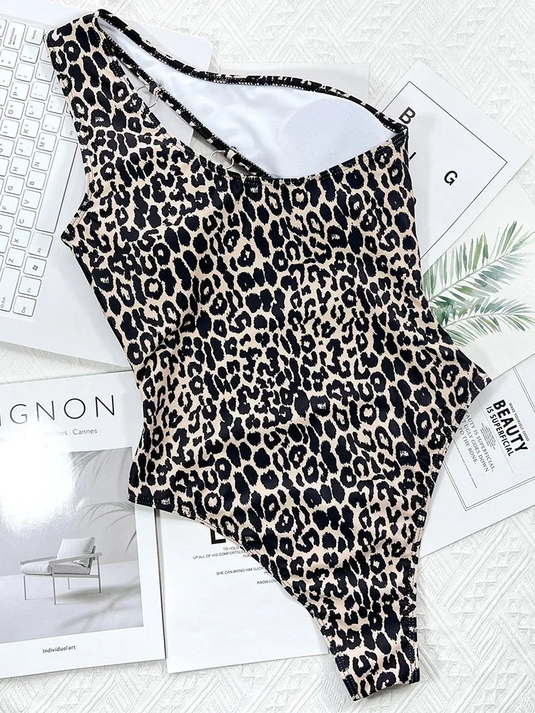 Leopard Monokini mit Metallringen – wild, asymmetrisch & stilvoll