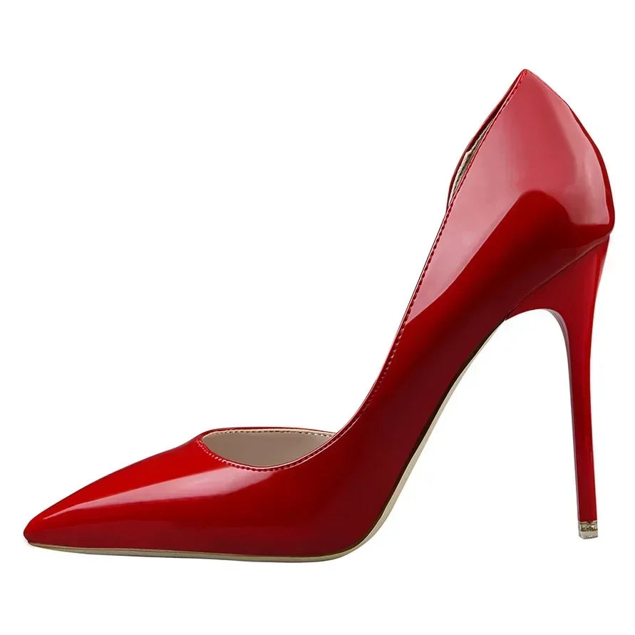 Elegante Lackleder-Pumps mit Cut-Out-Design 👠