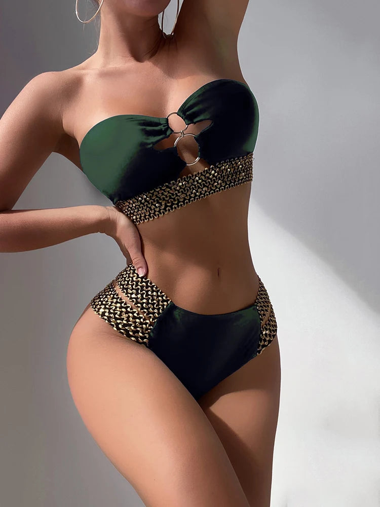 Sexy Bandeau-Bikini mit Herz-Ausschnitt & Gürteldetail – für einen glamourösen Strandauftritt
