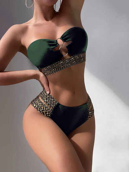 Sexy Bandeau-Bikini mit Herz-Ausschnitt & Gürteldetail – für einen glamourösen Strandauftritt