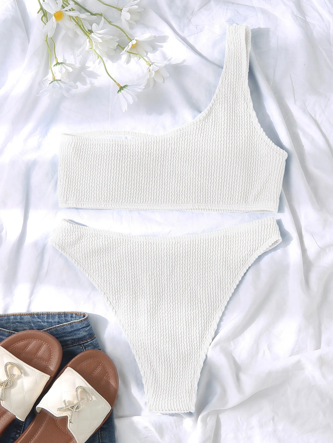 One-Shoulder Bikini in strukturierter Optik – minimalistisch, aber extrem wirkungsvoll