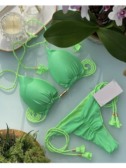 Mehrfarbiger Triangle-Bikini – verspielt, sexy & rückenfrei
