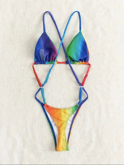 Rainbow Monokini – farbenfroh, rückenfrei & ein echter Sommertraum