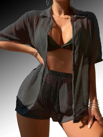 Vier-teiliges Bikini-Set mit gehäkelter Tunika – stilvoll am Strand