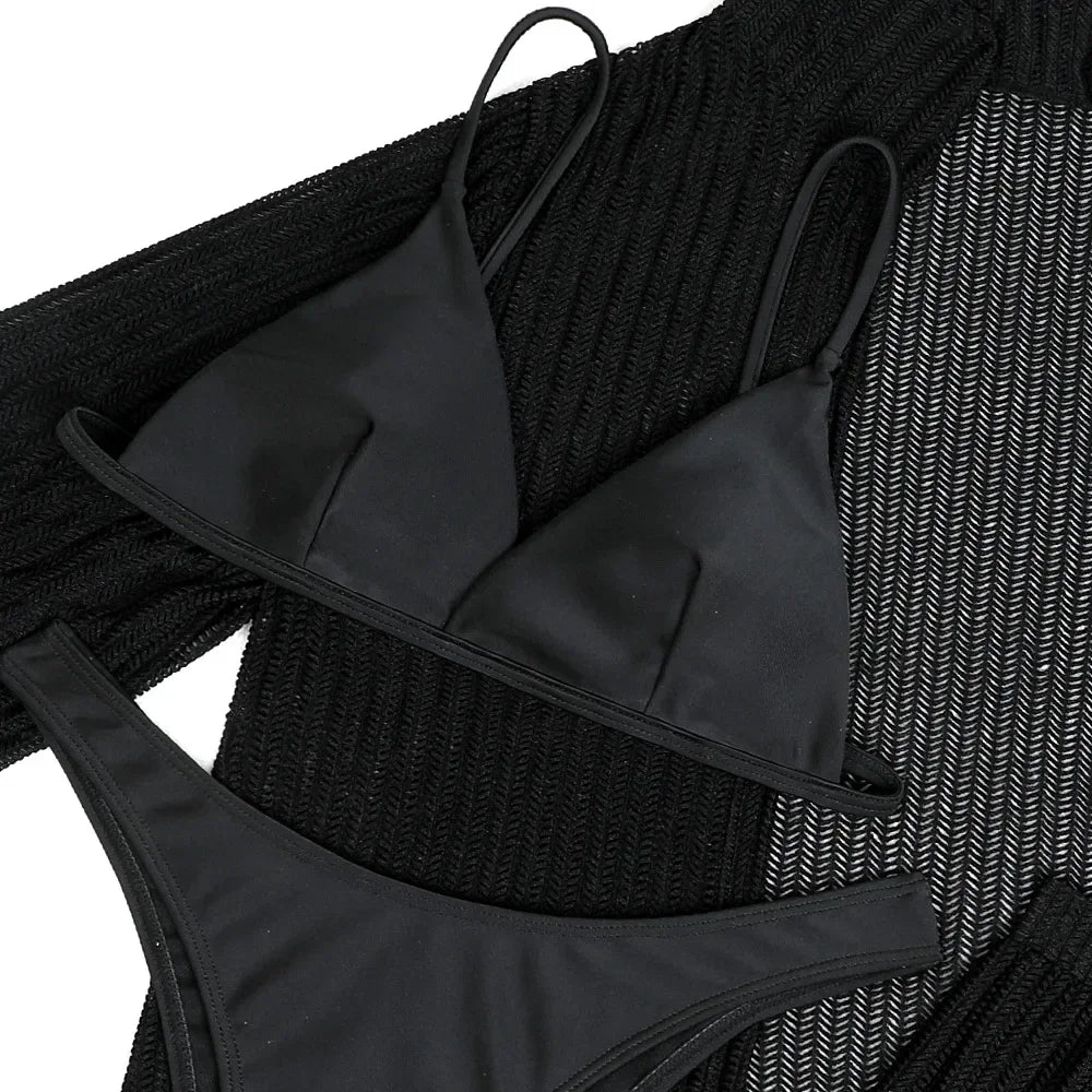 Vier-teiliges Bikini-Set mit gehäkelter Tunika – stilvoll am Strand