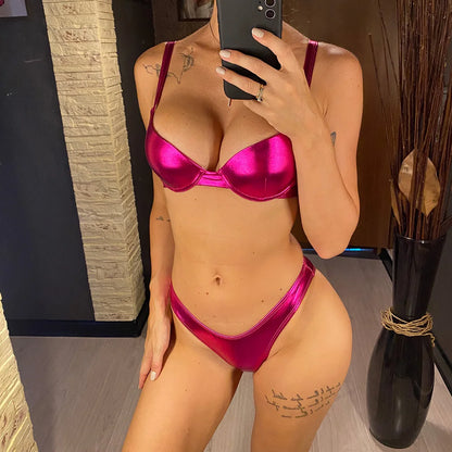 Glänzender Bikini in Lederoptik – sexy, extravagant & ein echter Hingucker