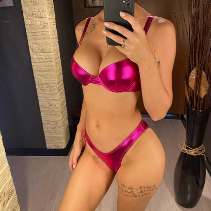 Glänzender Bikini in Lederoptik – sexy, extravagant & ein echter Hingucker