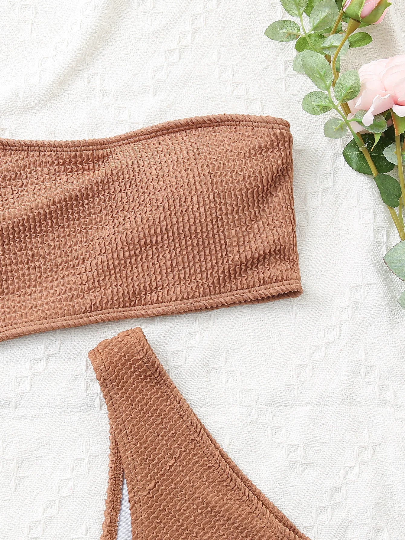 One-Shoulder Bikini in strukturierter Optik – minimalistisch, aber extrem wirkungsvoll