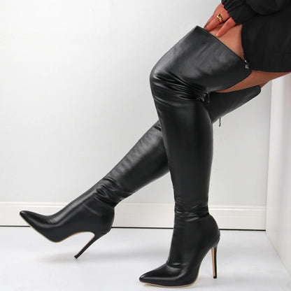 Schwarze Overknee-Stiefel aus Lackleder mit spitzer Zehenpartie – Elegant. Dominant. Zeitlos.