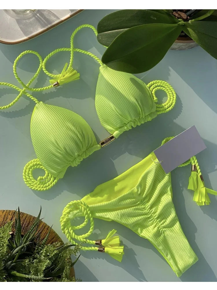 Mehrfarbiger Triangle-Bikini – verspielt, sexy & rückenfrei