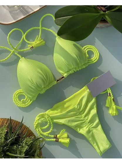 Mehrfarbiger Triangle-Bikini – verspielt, sexy & rückenfrei