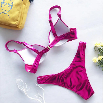 Glänzender Bikini in Lederoptik – sexy, extravagant & ein echter Hingucker