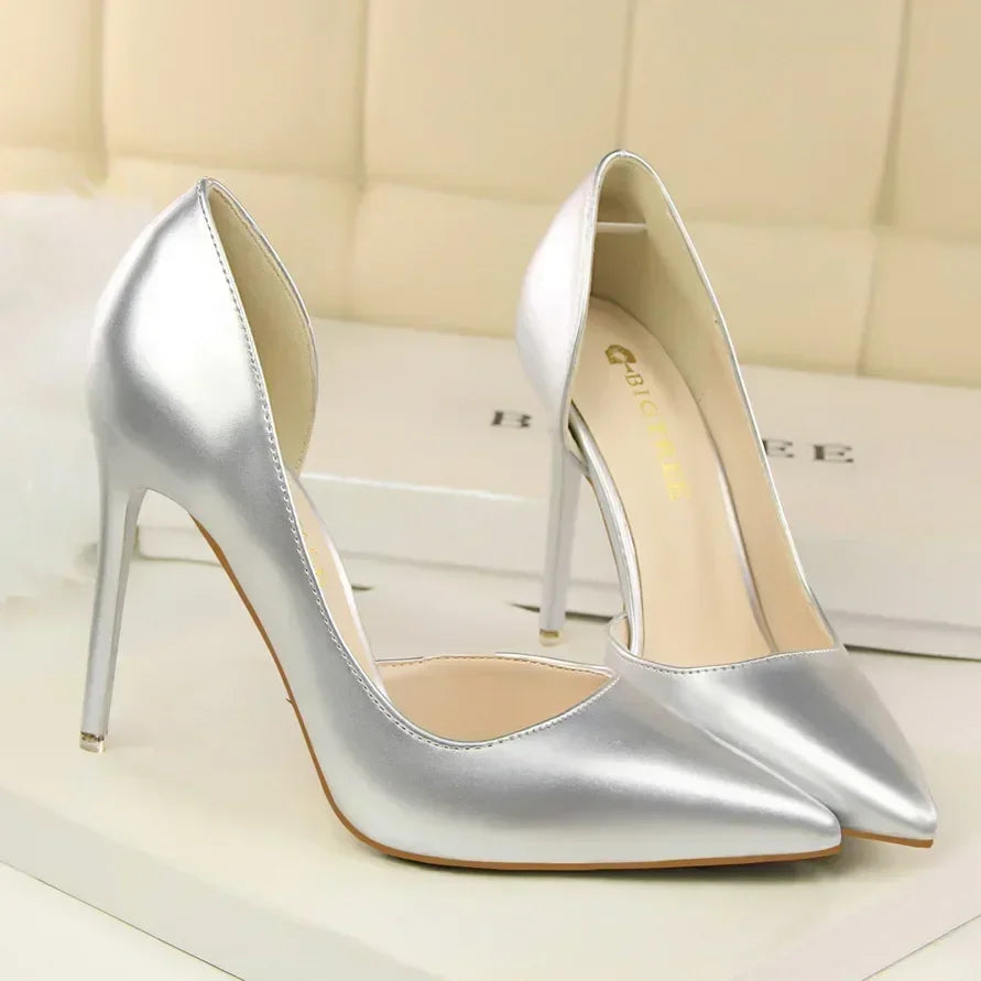 Elegante Lackleder-Pumps mit Cut-Out-Design 👠