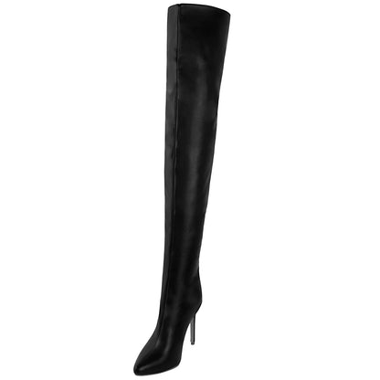 Schwarze Overknee-Stiefel aus Lackleder mit spitzer Zehenpartie – Elegant. Dominant. Zeitlos.