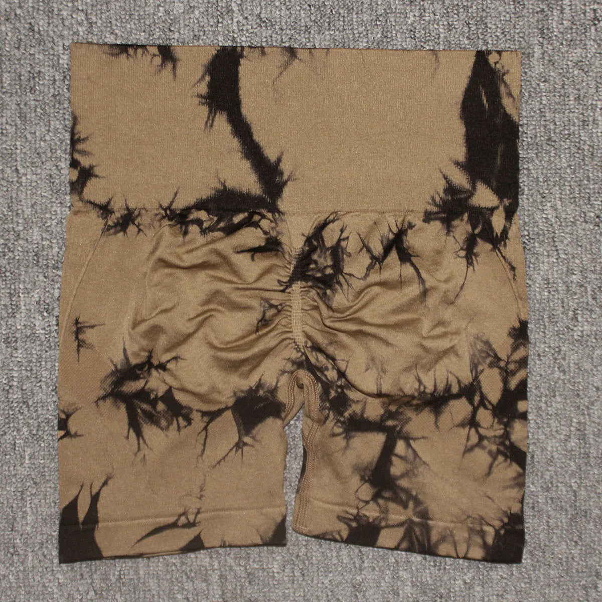 Tie-Dye Vibes & perfekte Kurven – Nahtlose Sport-Shorts für deinen Style-Moment