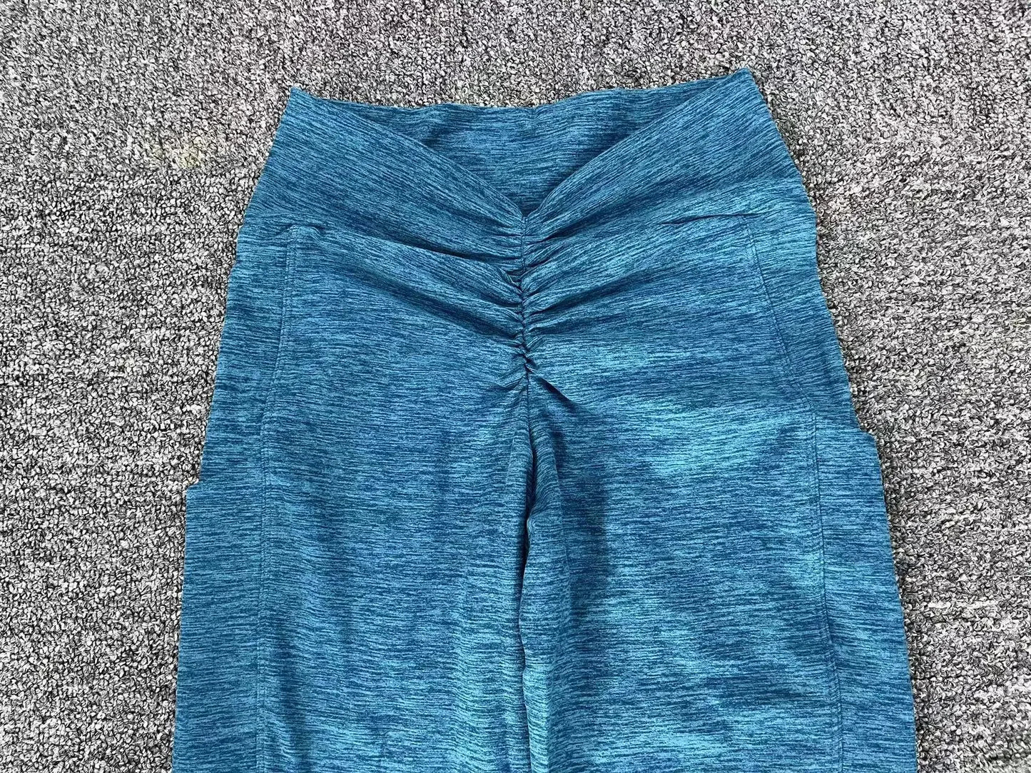 V-Taille Yogahose mit Scrunch-Effekt – Figurbetont & funktional 🍑🖤