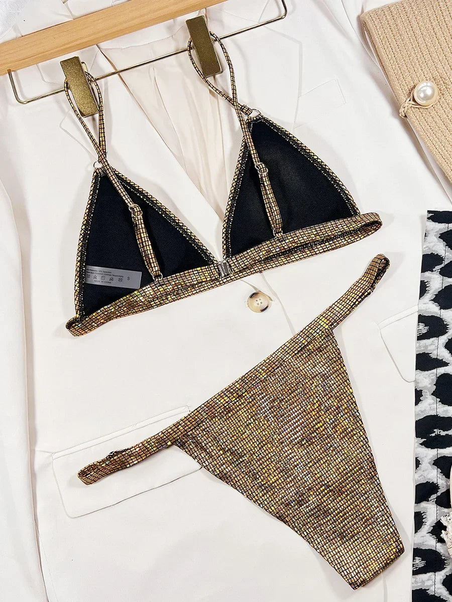 Shiny Gold Bikini – glamourös, auffällig & perfekt für glänzende Auftritte