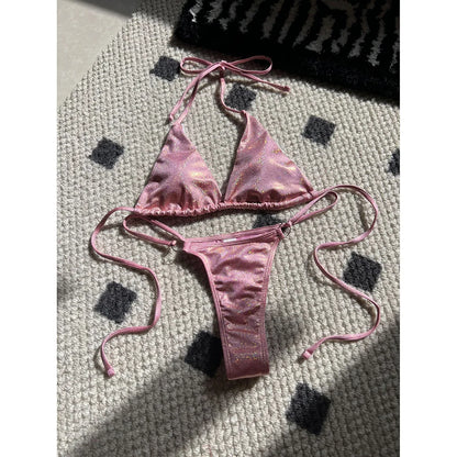 Glitzernder High-Cut Halter-Bikini – für funkelnde Auftritte am Strand