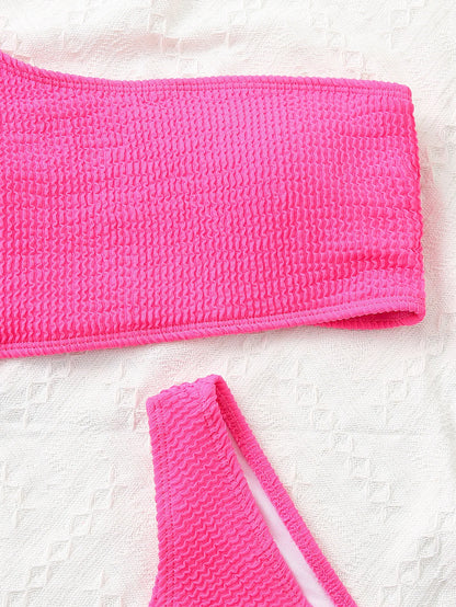 One-Shoulder Bikini in strukturierter Optik – minimalistisch, aber extrem wirkungsvoll