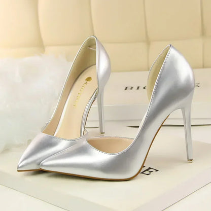 Elegante Lackleder-Pumps mit Cut-Out-Design 👠