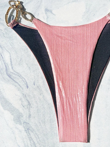 Glitzer-Bikini mit Metallketten – edel, sexy & ready für deinen Summer-Glow