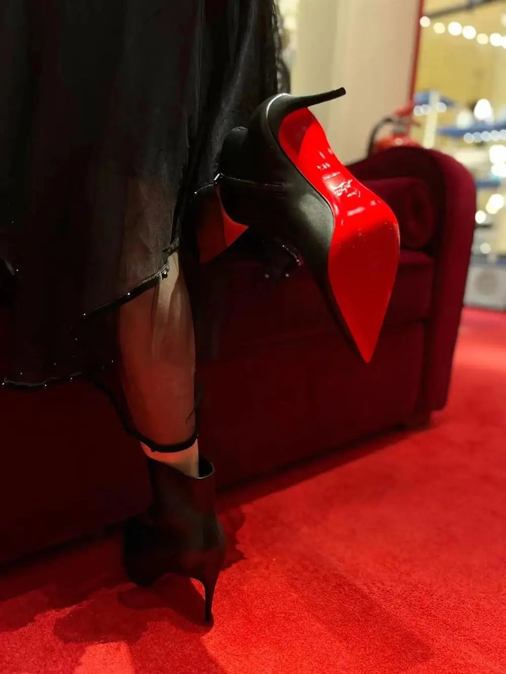 Elegante Short Boots mit roter Sohle & Pointed-Toe-Design