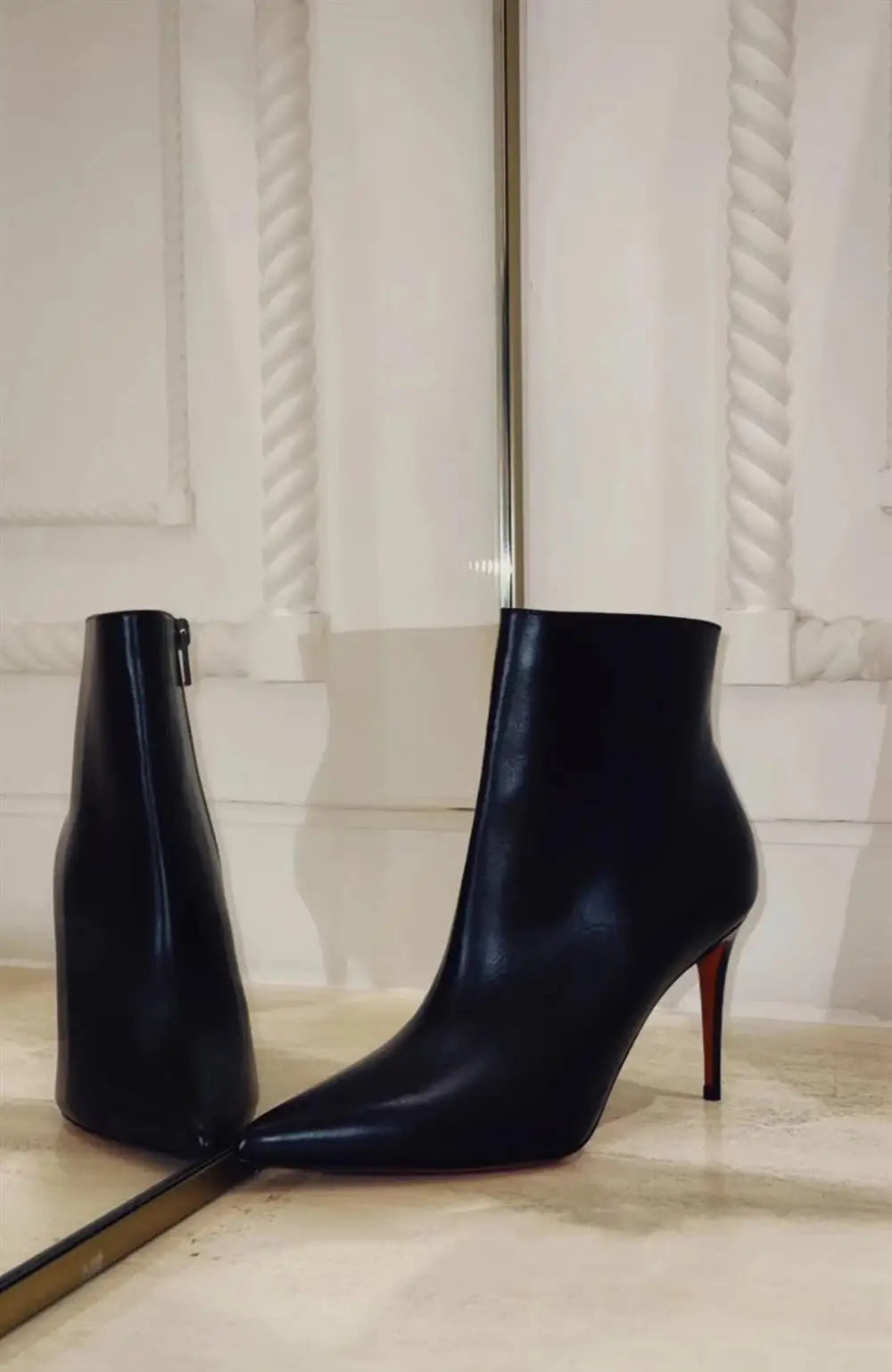 Elegante Short Boots mit roter Sohle & Pointed-Toe-Design