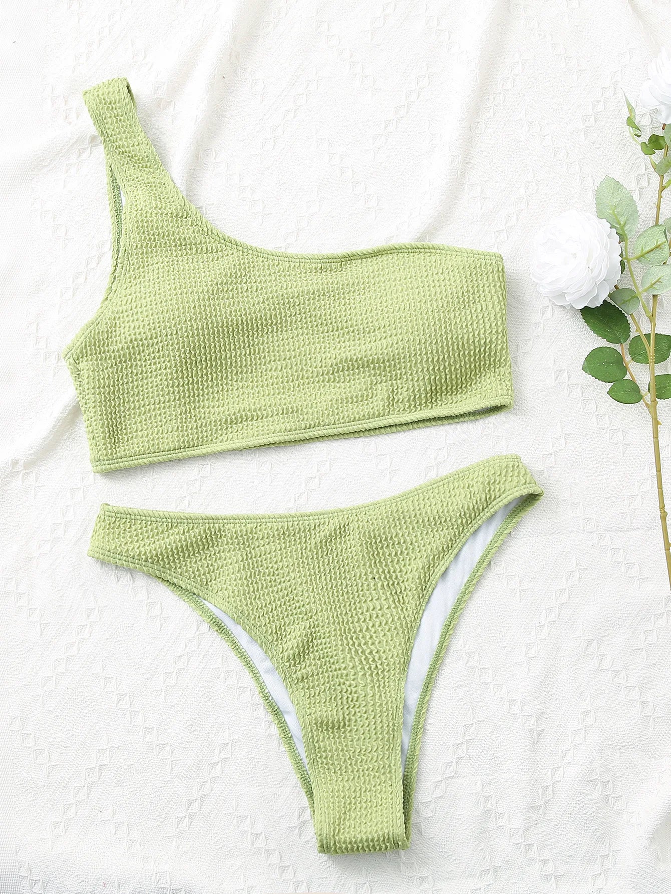 One-Shoulder Bikini in strukturierter Optik – minimalistisch, aber extrem wirkungsvoll