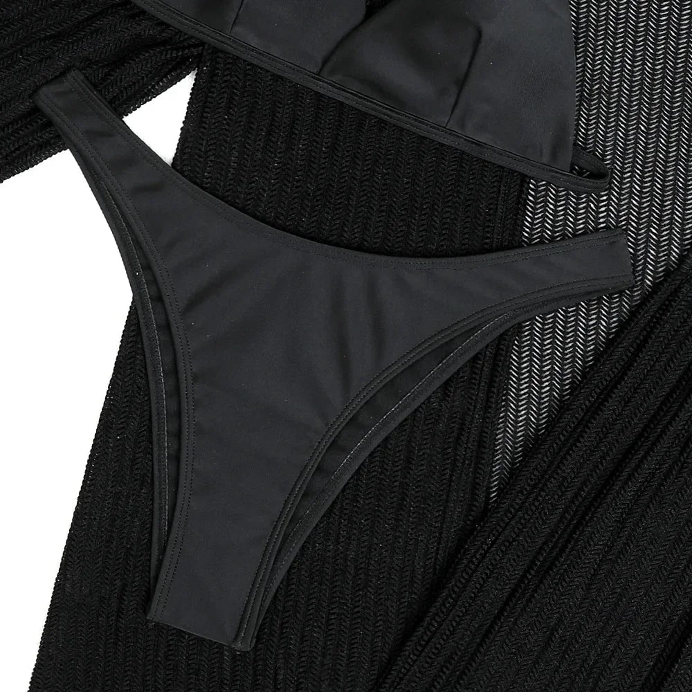 Vier-teiliges Bikini-Set mit gehäkelter Tunika – stilvoll am Strand