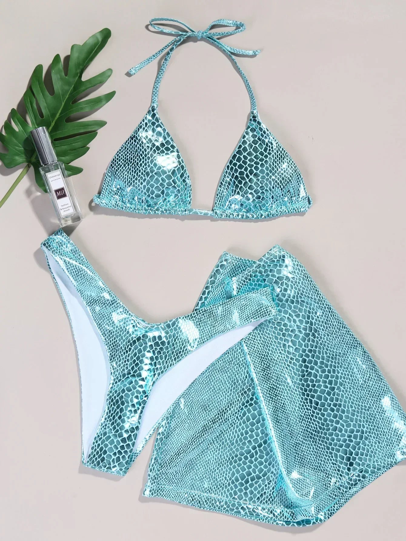 Sexy Bikini mit Cover-Up – glänzender Zweiteiler für stilvolle Beach-Days