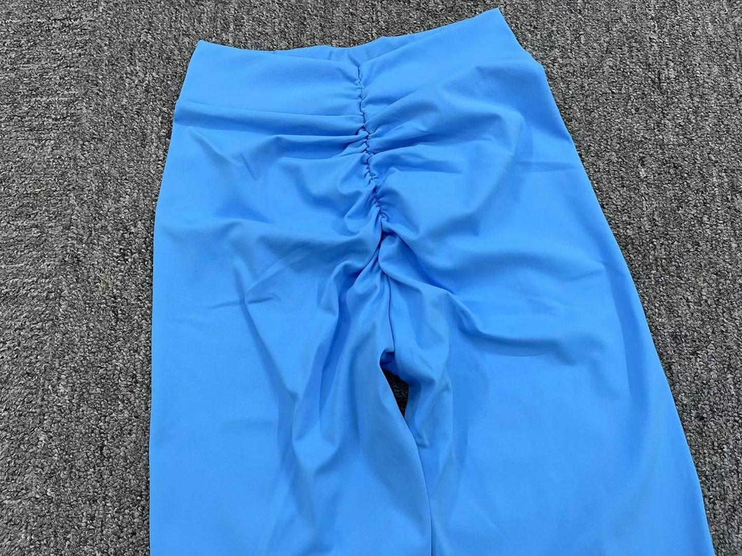 Sexy Scrunch-Leggings mit V-Taille – dein neuer Workout-Crush 🍑🖤