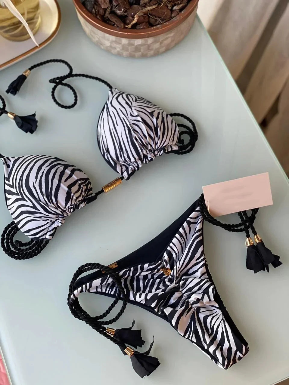 Mehrfarbiger Triangle-Bikini – verspielt, sexy & rückenfrei