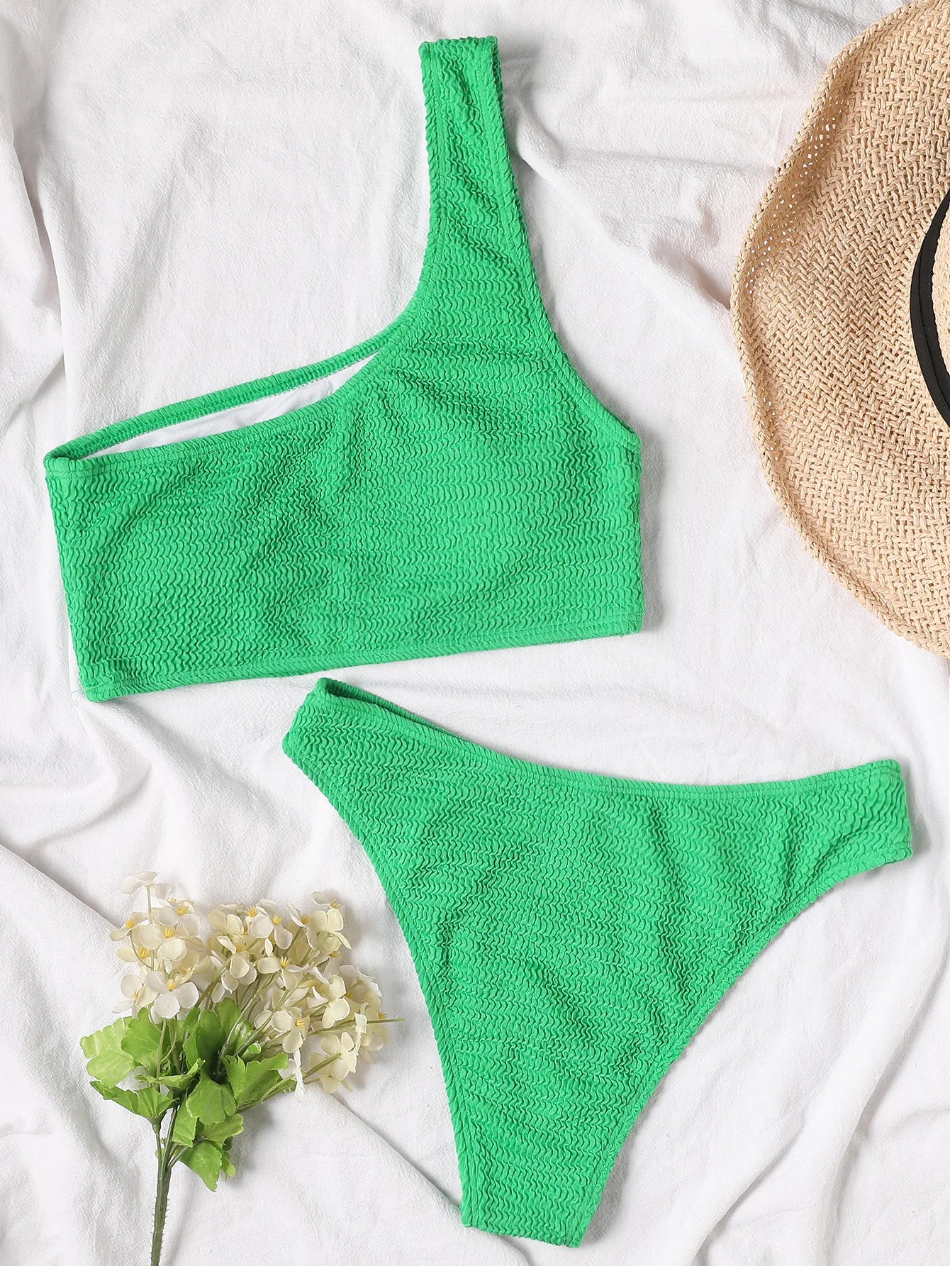 One-Shoulder Bikini in strukturierter Optik – minimalistisch, aber extrem wirkungsvoll