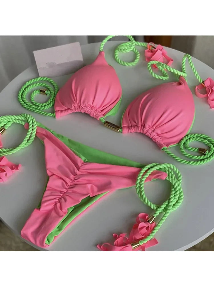 Mehrfarbiger Triangle-Bikini – verspielt, sexy & rückenfrei