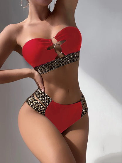 Sexy Bandeau-Bikini mit Herz-Ausschnitt & Gürteldetail – für einen glamourösen Strandauftritt