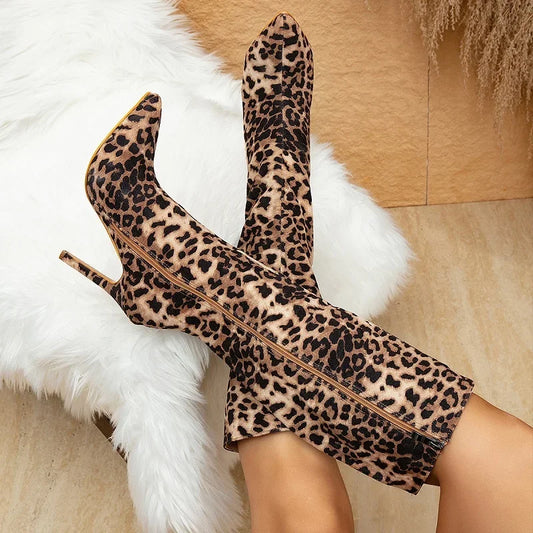 Eilyken Design Kniehohe Stiefel mit Leopardenmuster – Wild. Feminin. Unübersehbar.