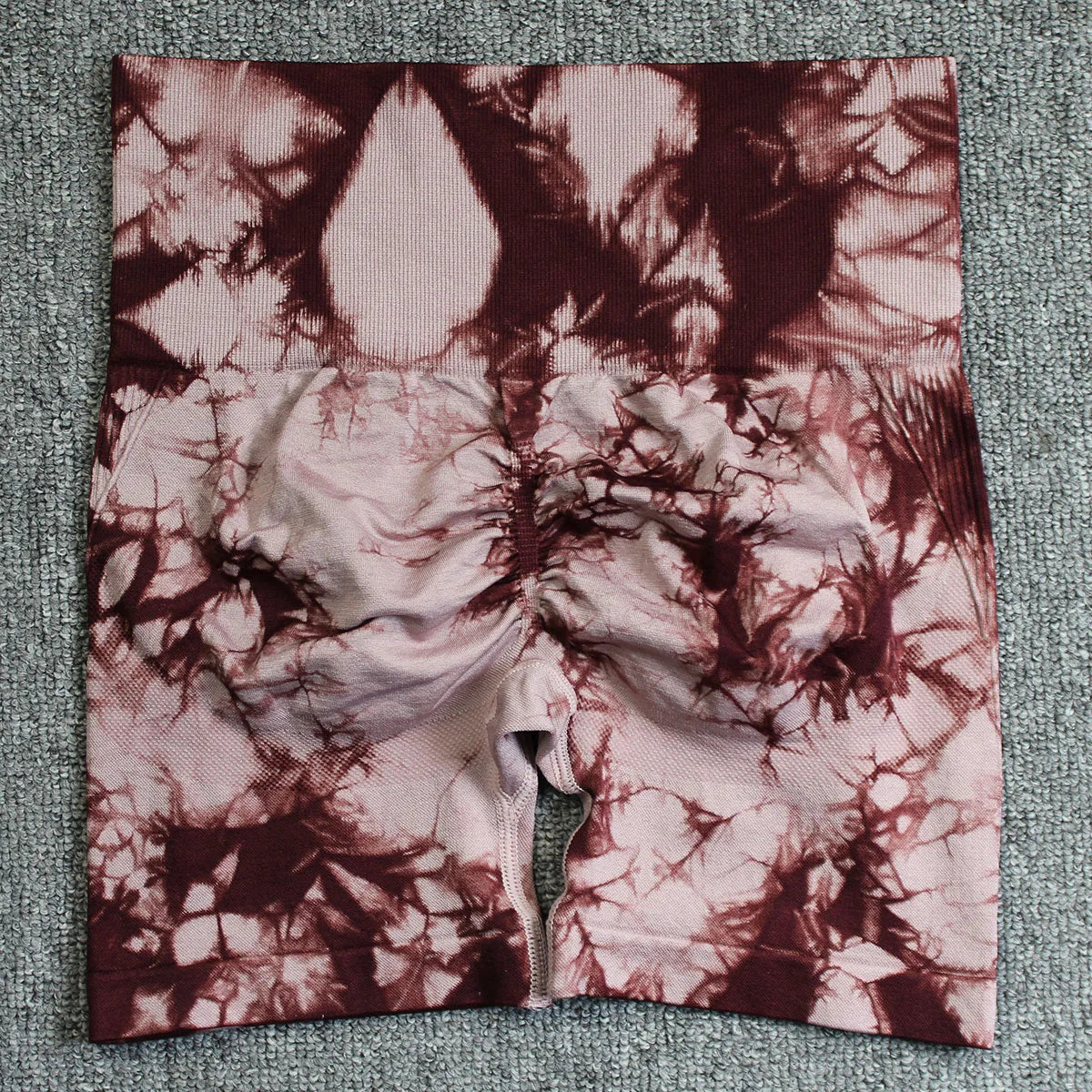 Tie-Dye Vibes & perfekte Kurven – Nahtlose Sport-Shorts für deinen Style-Moment