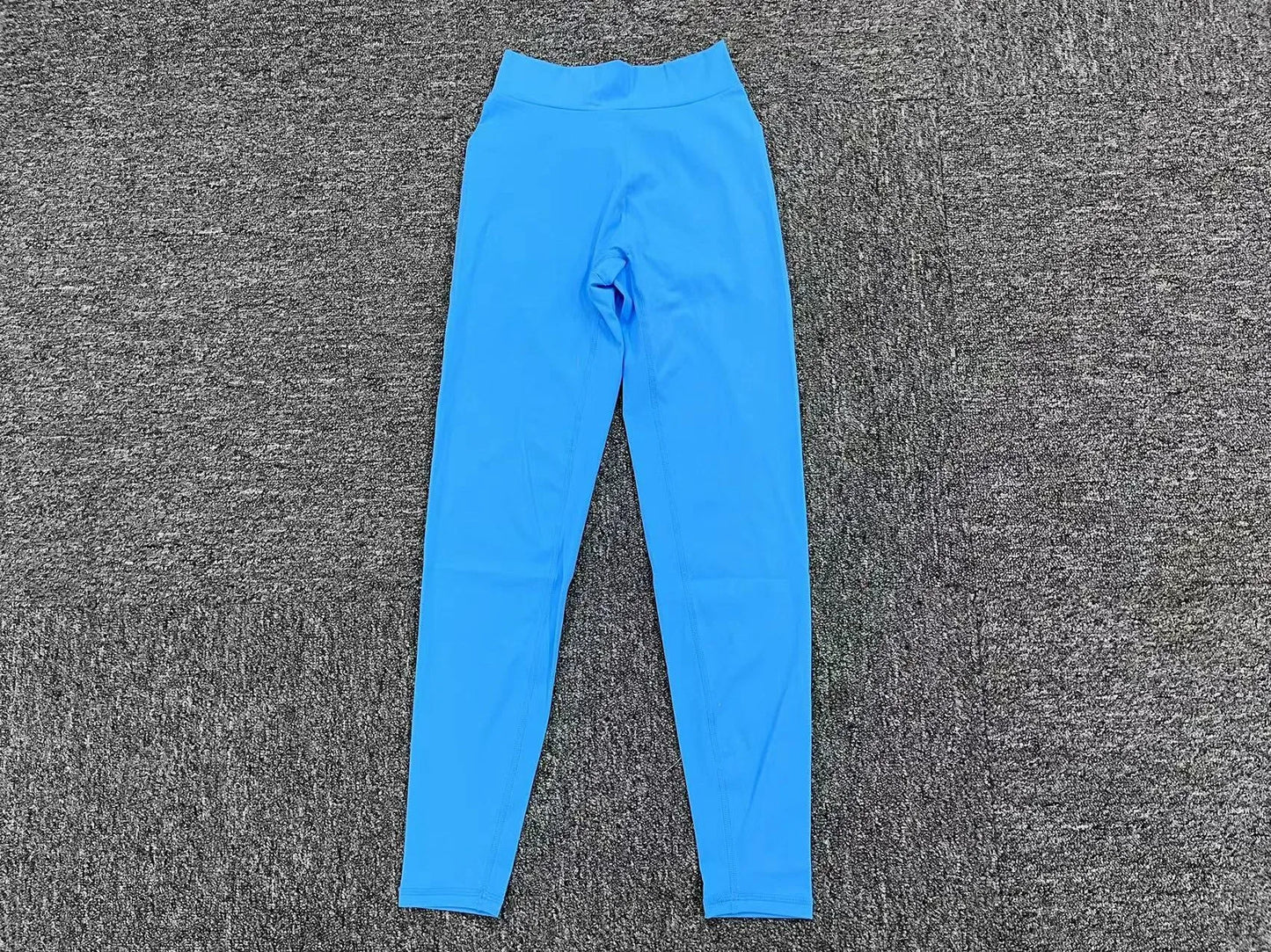 Sexy Scrunch-Leggings mit V-Taille – dein neuer Workout-Crush 🍑🖤