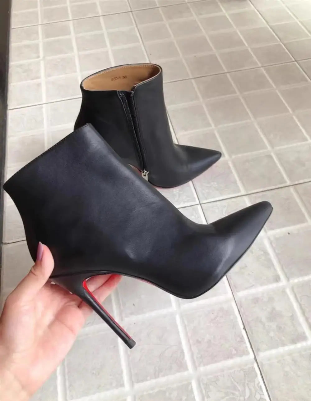 Elegante Short Boots mit roter Sohle & Pointed-Toe-Design