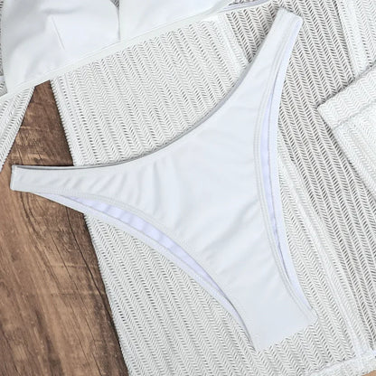 Vier-teiliges Bikini-Set mit gehäkelter Tunika – stilvoll am Strand