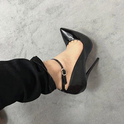 CACA Fetish Strap Heels – Für alle, die keine Kompromisse machen