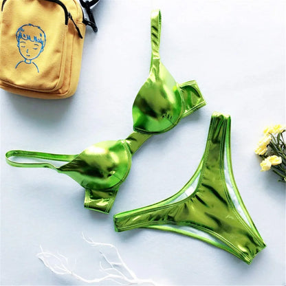 Glänzender Bikini in Lederoptik – sexy, extravagant & ein echter Hingucker