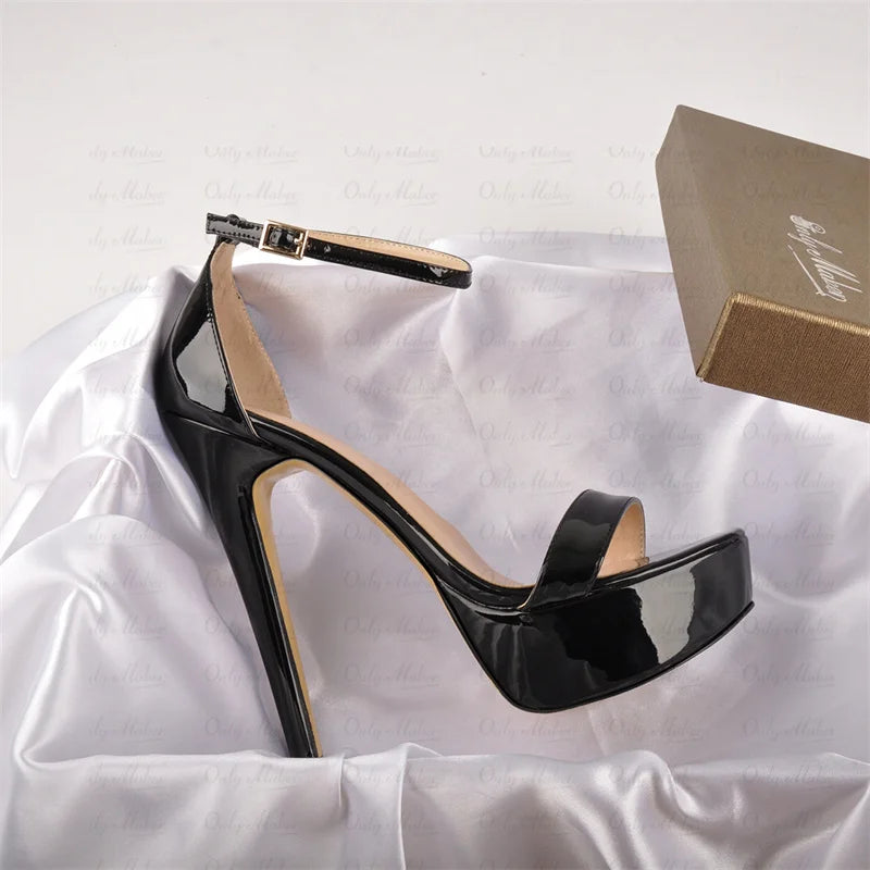 Hot & glossy – diese Sandalen lassen dich strahlen ✨